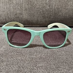 Vintage GAP Mint Green Wayfarer Women’s Sunglasses Classic Style Ladies Fashion